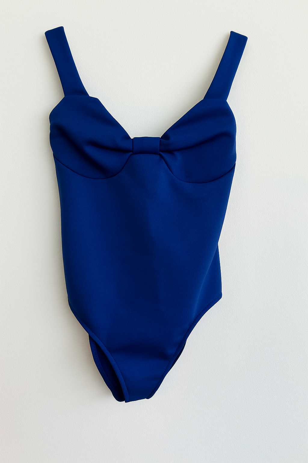 body de mujer de tirantes color azulón escote en V y cazuelas. Tela neopreno elástica