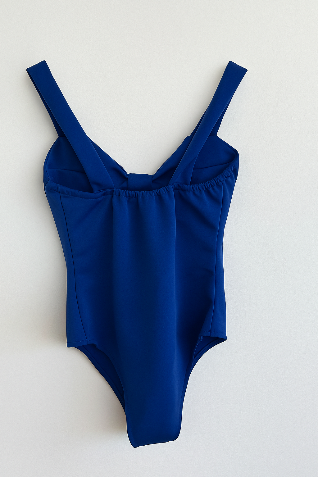 body de mujer de tirantes color azulón escote en V y cazuelas. Tela neopreno elástica