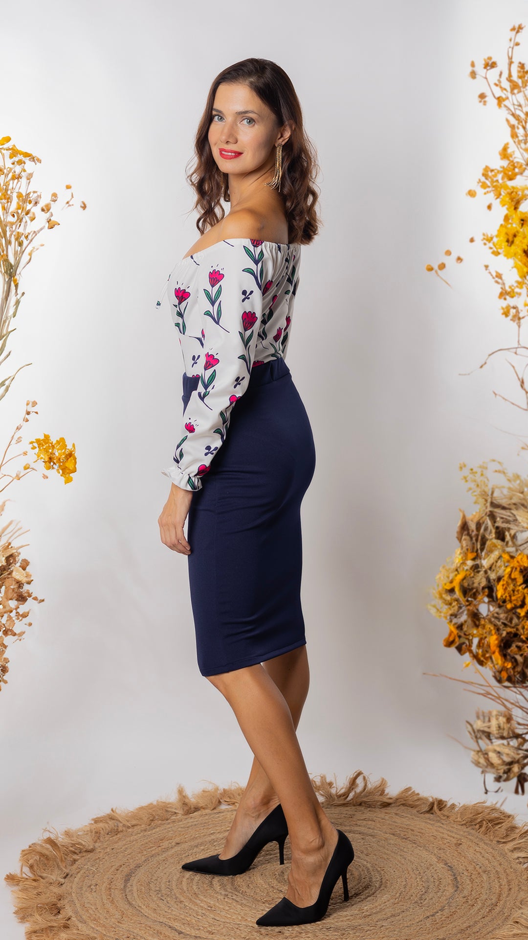 Body de mujer de manga larga con hombros descubiertos en color blanco y flores fucsias