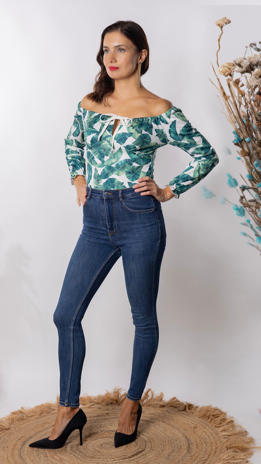 Body de mujer hombros descubiertos y de manga larga en color blanco y flores tropicales verdes con lazo decorativo