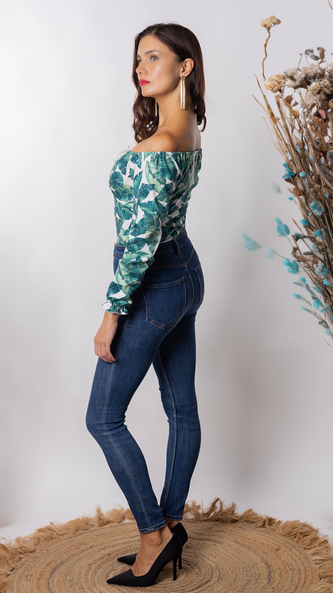 Body de mujer hombros descubiertos y de manga larga en color blanco y flores tropicales verdes con lazo decorativo