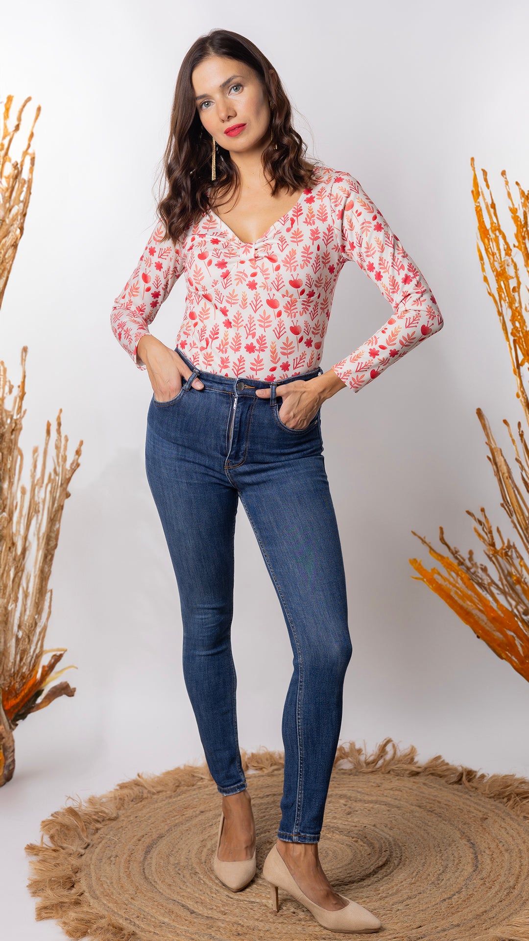 Body de mujer manga larga escote en V en color blanco y con flores rojas otoñales