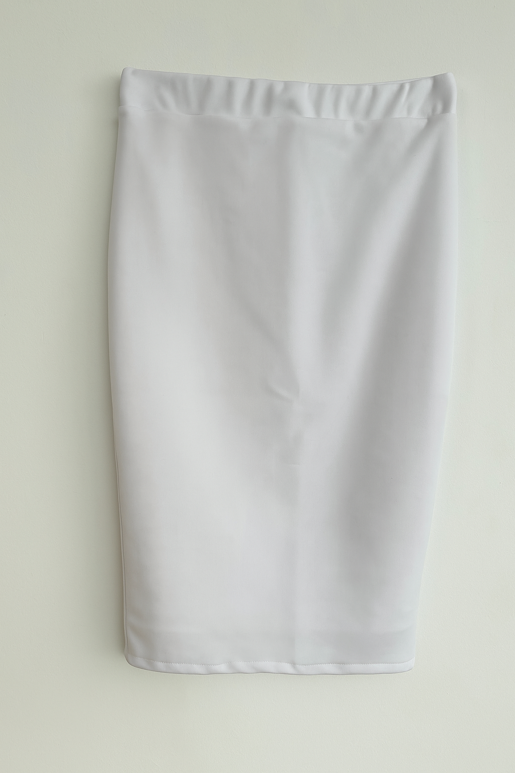 Falda midi blanca ajustada estilo lápiz y tela de neopreno