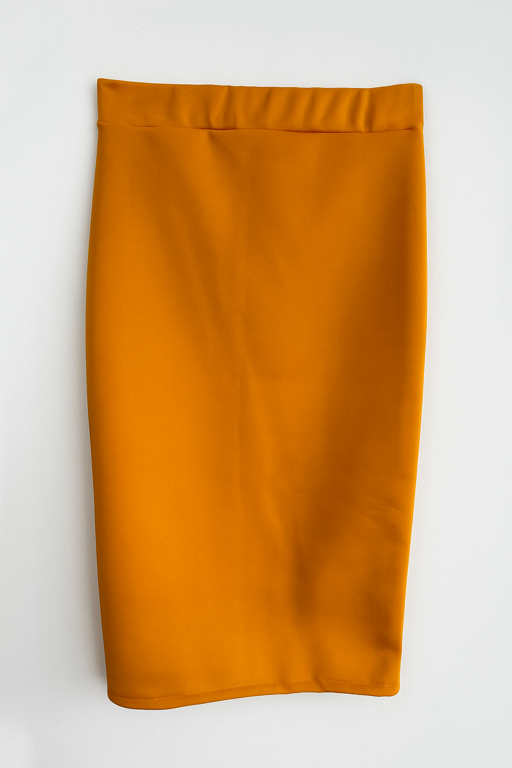 Falda de mujer midi ajustada en color amarillo mostaza en tela de neopreno y forma de lápiz