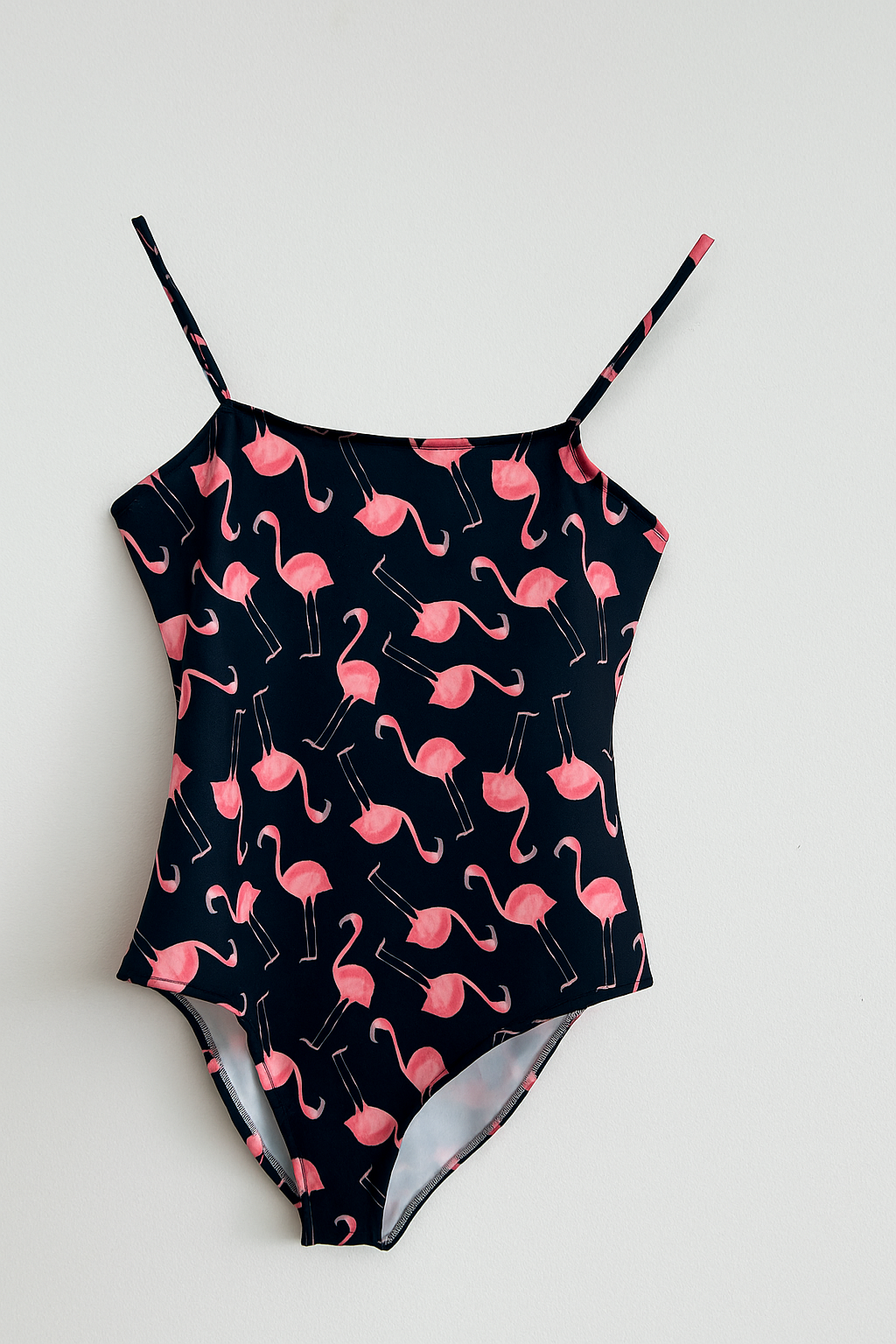 Body de mujer tirantes finos en color azul marino y flamencos rosas en tela de lycra