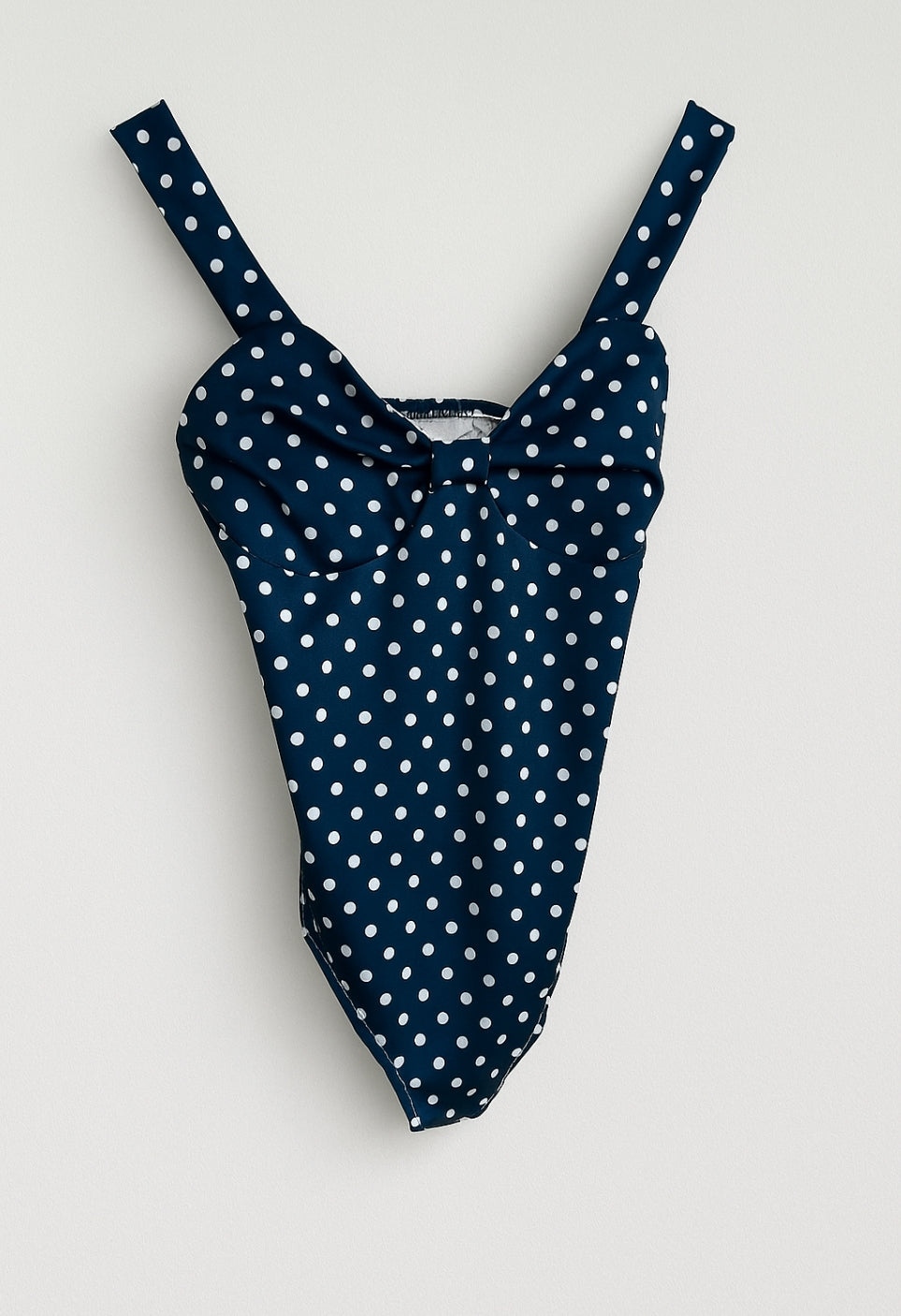 Body de mujer de tirantes, escote V, cazuelas y detalle en pecho, de color azul marino con lunares blancos y de tela de lycra elástica