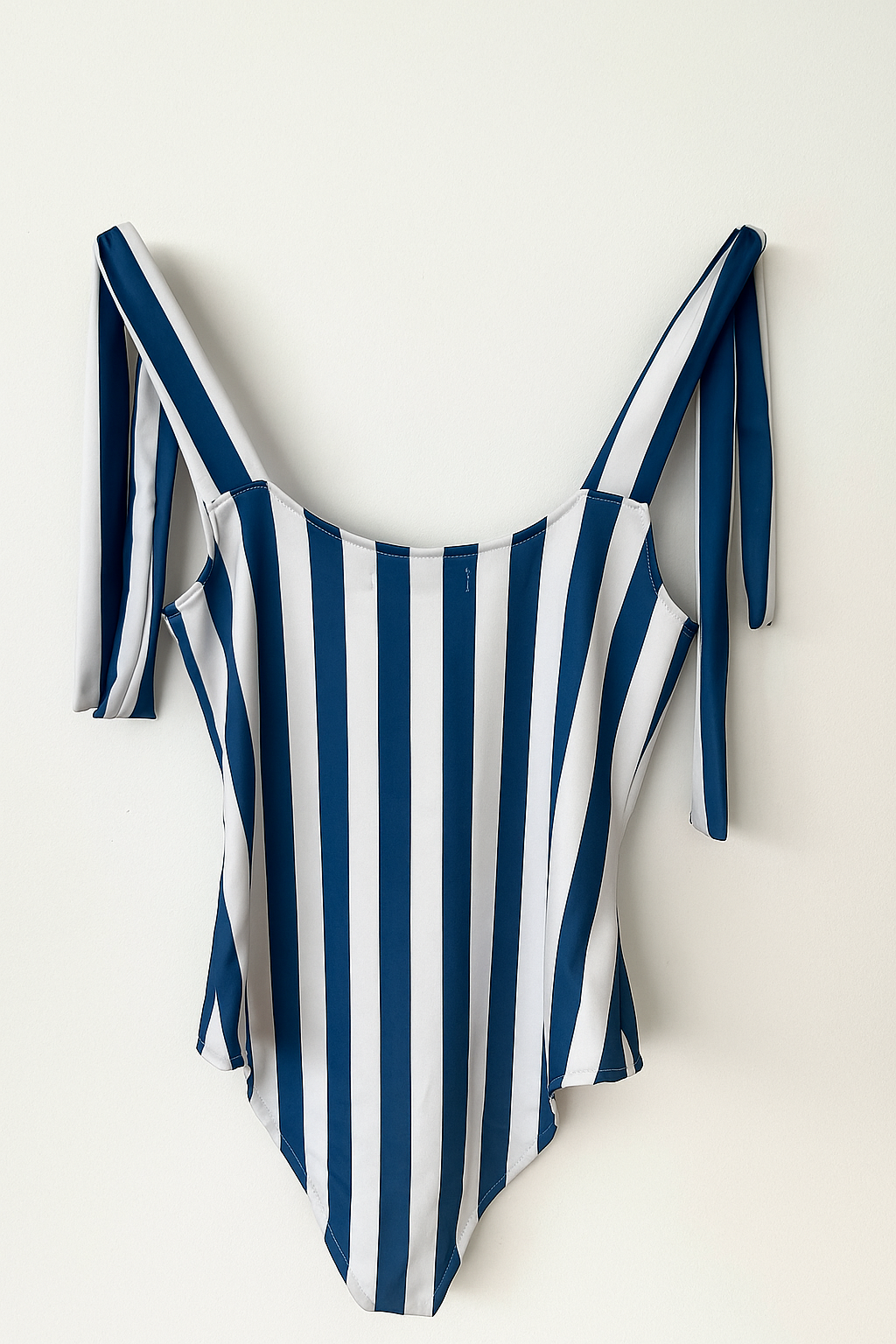 Body de mujer de tirantes con lazo en los hombros con rayas marineras en azul marino y tela de lycra elástica