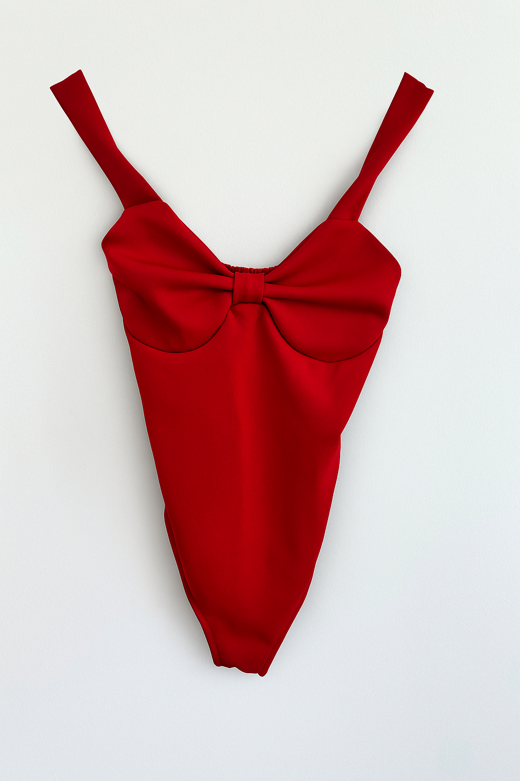 Body de mujer de tirantes en color rojo con escote en V y cazuelas en el pecho. Tela elástica de neopreno