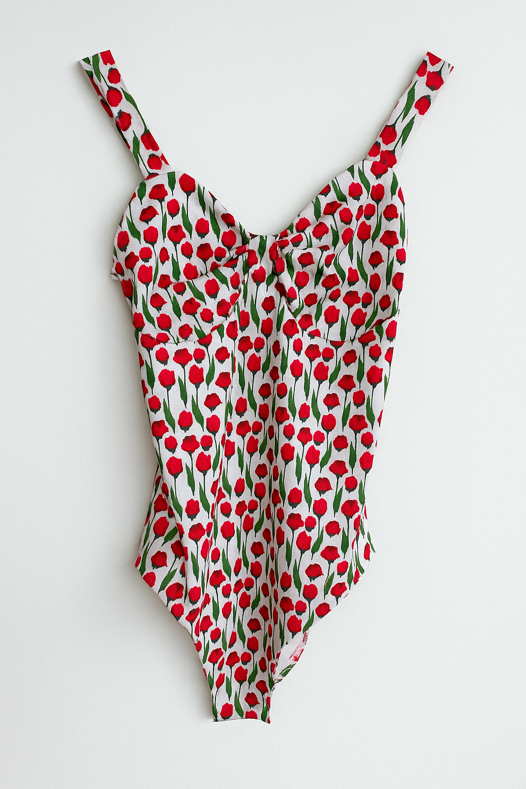 body de mujer de tirantes escote con cazuelas y forma de corazón con flores rojas