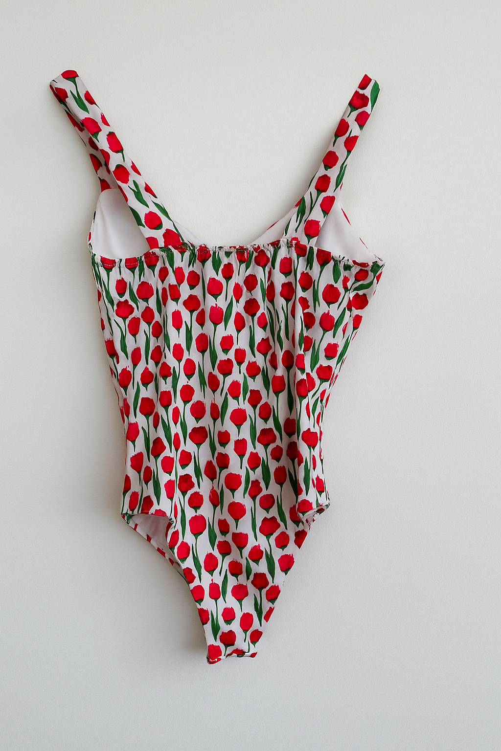 body de mujer de tirantes escote con cazuelas y forma de corazón con flores rojas