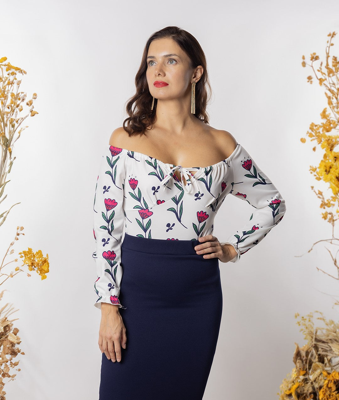 Body de mujer de manga larga con hombros descubiertos en color blanco y flores fucsias