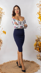 Body de mujer de manga larga con hombros descubiertos en color blanco y flores fucsias