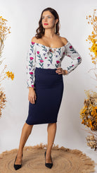 Body de mujer de manga larga con hombros descubiertos en color blanco y flores fucsias