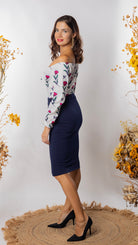 Body de mujer de manga larga con hombros descubiertos en color blanco y flores fucsias