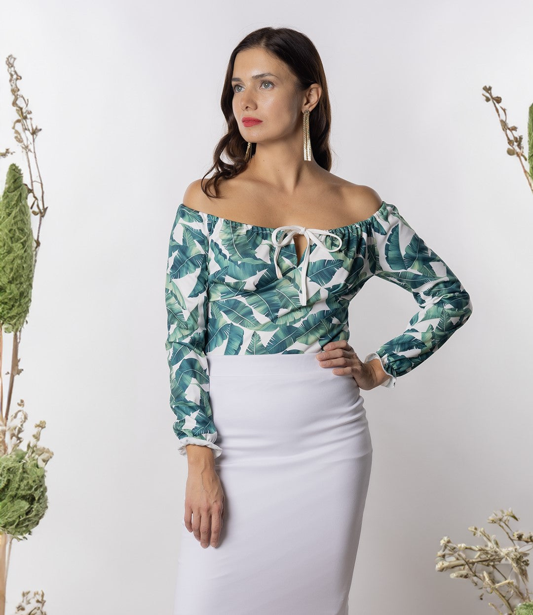 Body de mujer hombros descubiertos y de manga larga en color blanco y flores tropicales verdes con lazo decorativo