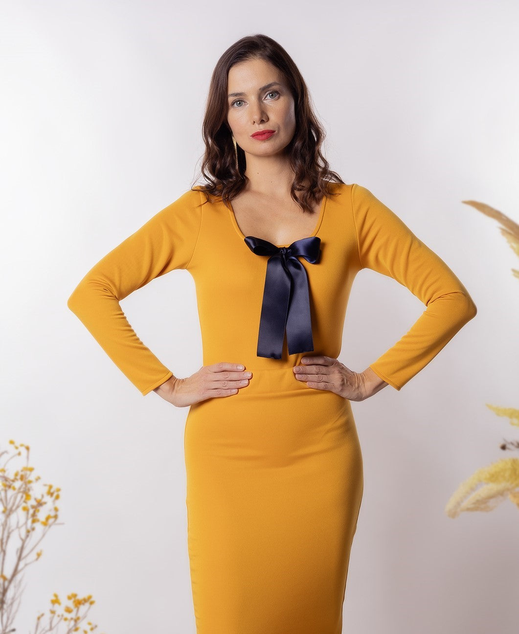 Body de mujer de manga larga, con tela de neopreno, color amarillo y lazo decorativo