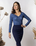 Body de mujer de manga larga en color azul marino y lunares blancos y con escote en V