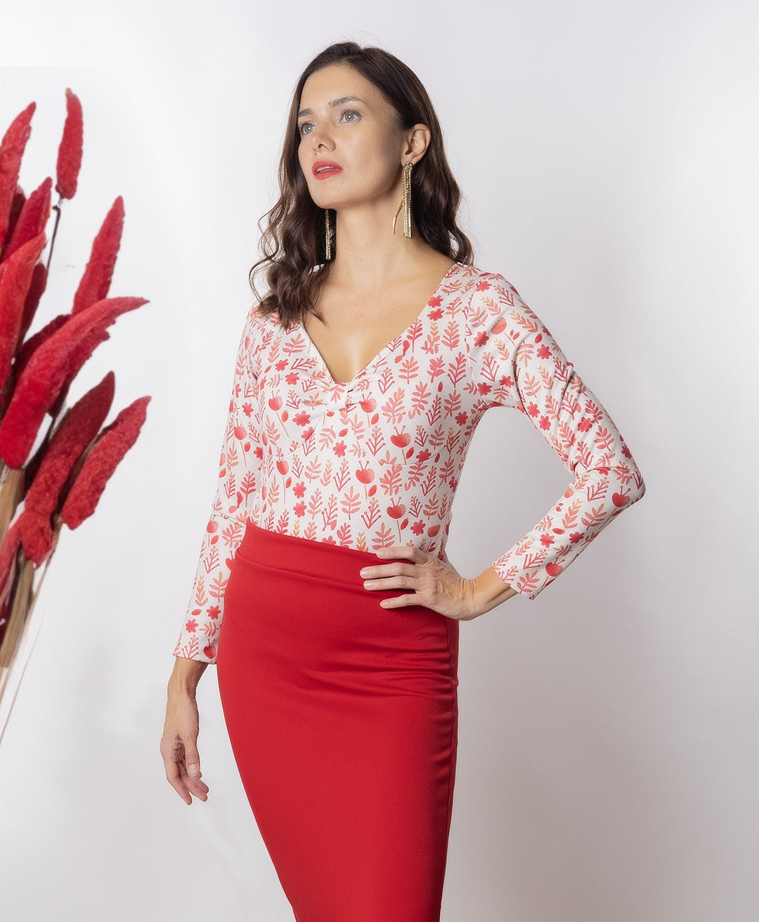 Body de mujer manga larga escote en V en color blanco y con flores rojas otoñales