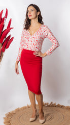 Body de mujer manga larga escote en V en color blanco y con flores rojas otoñales