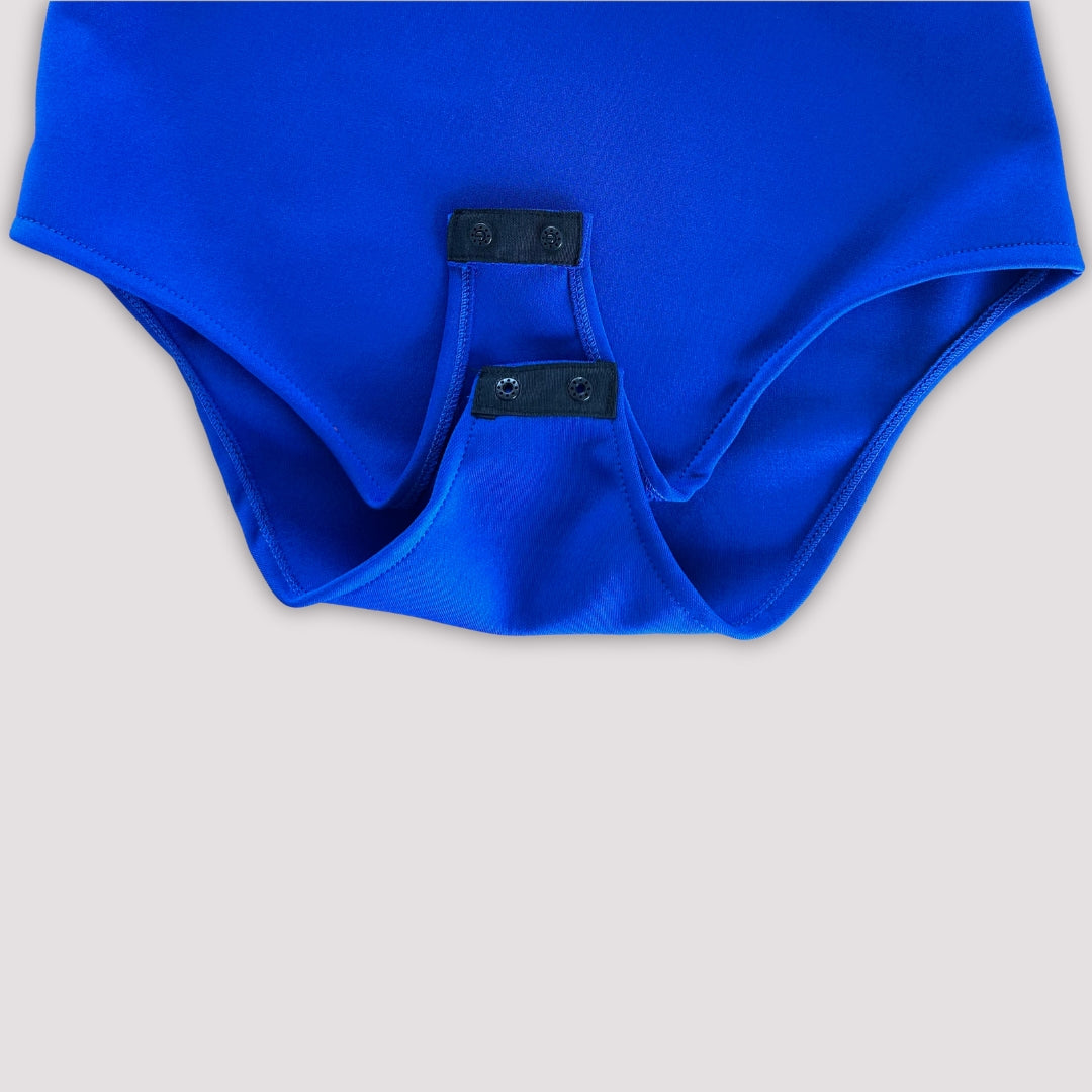 body de mujer de tirantes color azulón escote en V y cazuelas. Tela neopreno elástica