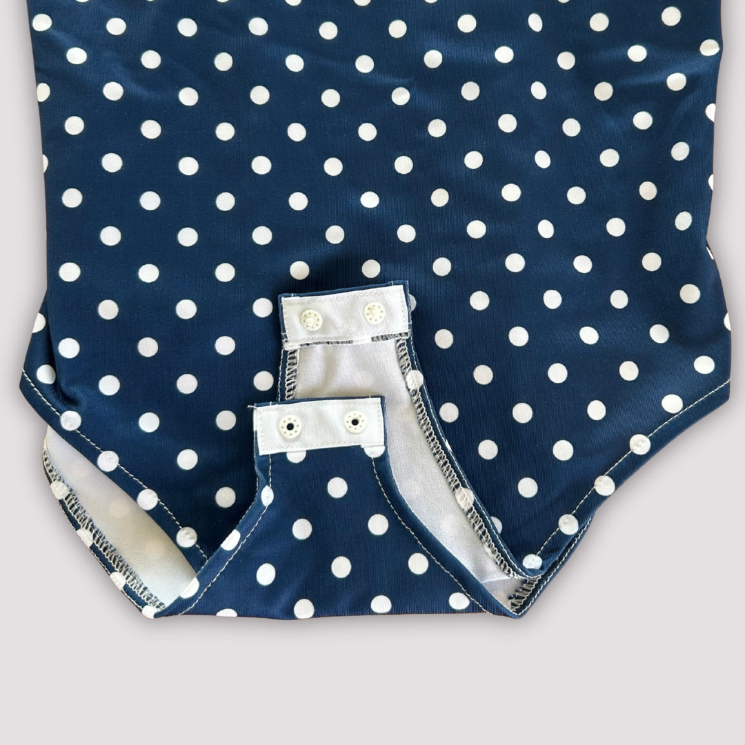 Body de mujer de tirantes, escote V, cazuelas y detalle en pecho, de color azul marino con lunares blancos y de tela de lycra elástica