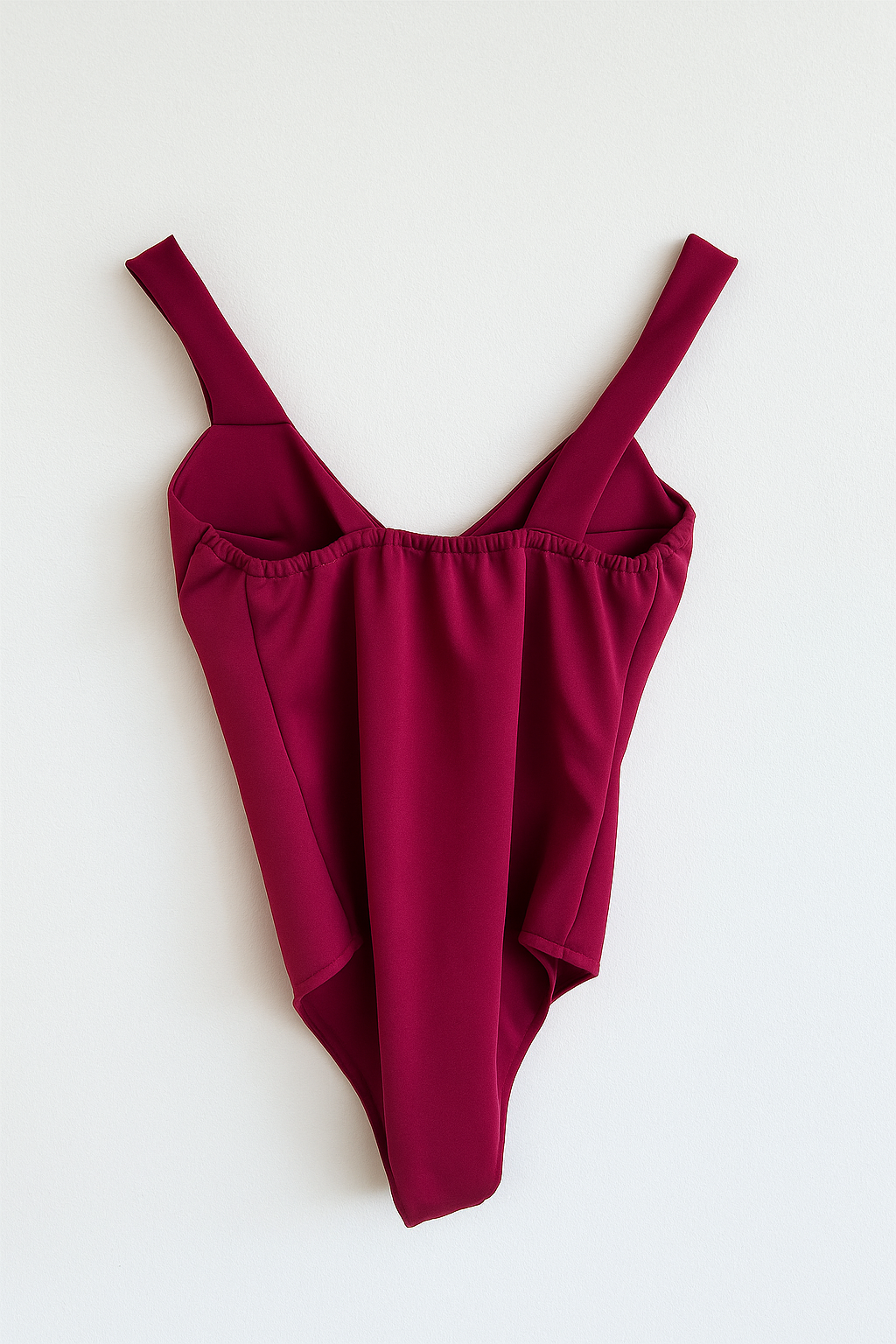 body de mujer de tirantes color buganvilla y escote en V con cazuelas y detalle de nudo en el pecho. Tela neopreno elástica.
